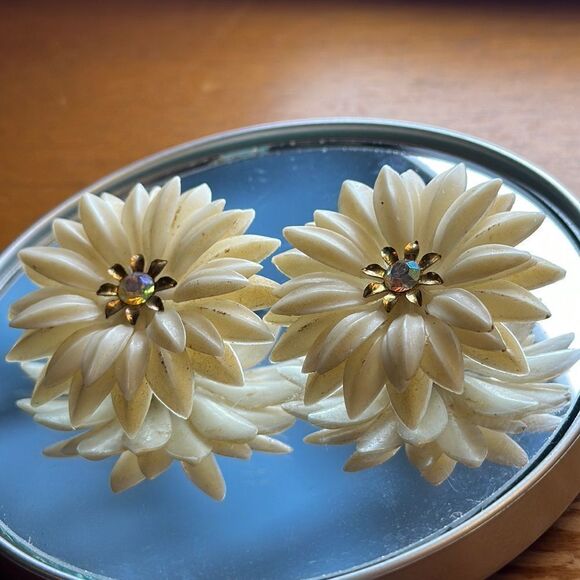 Vintage 60s Coro soft white plastic daisy clip on earrings /rhinestone center - Picture 1 of 6